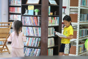 写真：　ランマイ図書館で本を読む子供たち